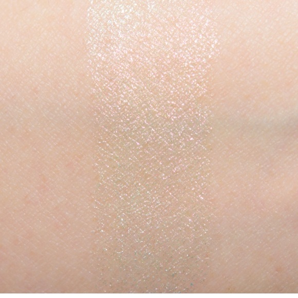 Mac Metallic Pearly One A17 lipstick - Picture 6 of 10